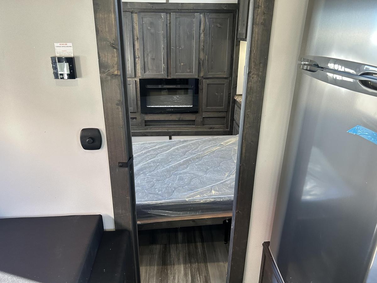 2027 Ice Castle Fish Houses 8' X 24V Missouri Riverbend Lodge