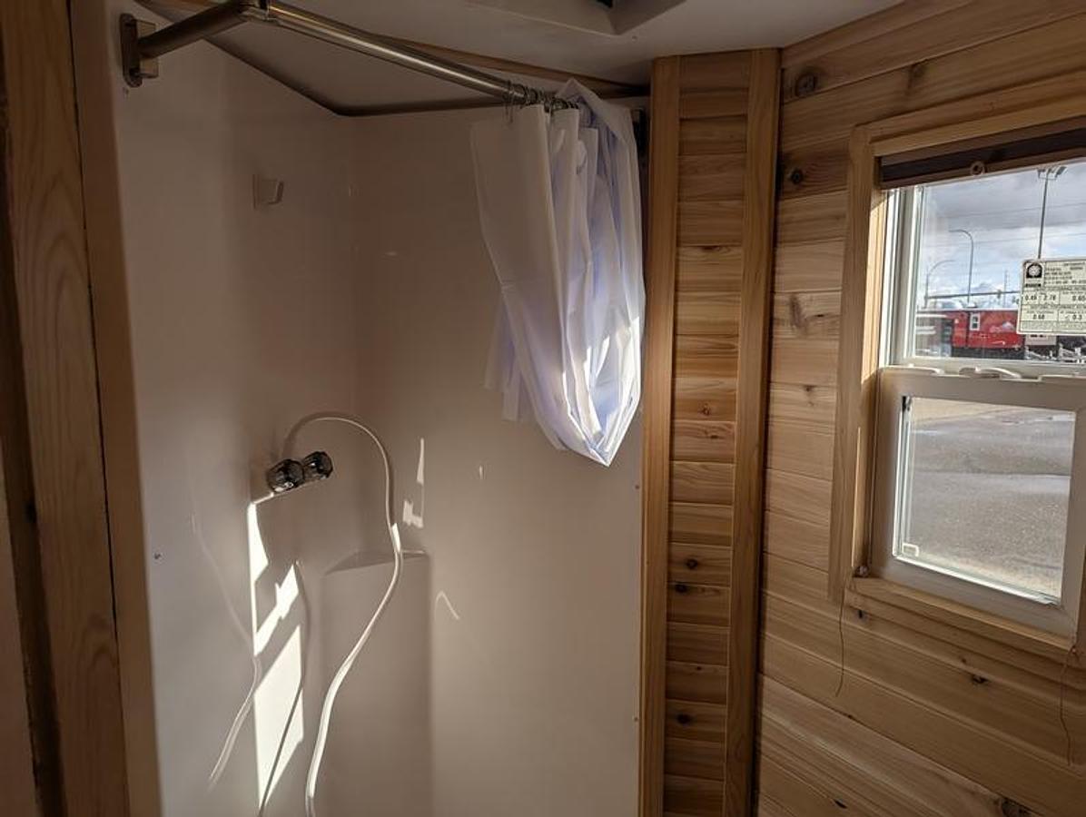 2026 Ice Castle Fish Houses 8' X 17V Range Runner [$1,000 OFF, FREE GENERATOR]