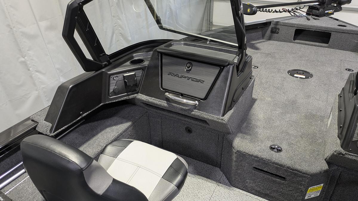 2026 Crestliner 2050 Fish Hawk WT Raptor Package
