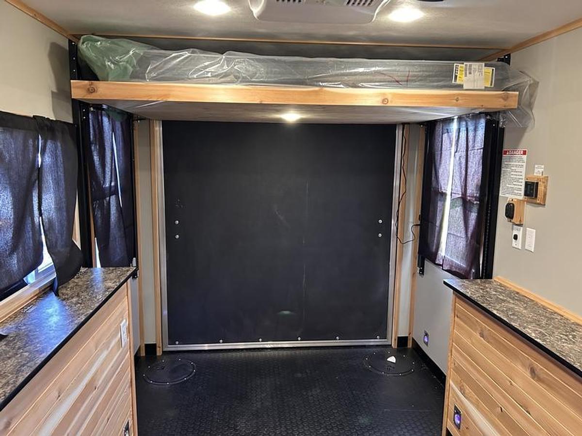 2026 Ice Castle Fish Houses 8' X 16V ND COUNTRY CABIN [$1,000 OFF, FREE GENERATOR]