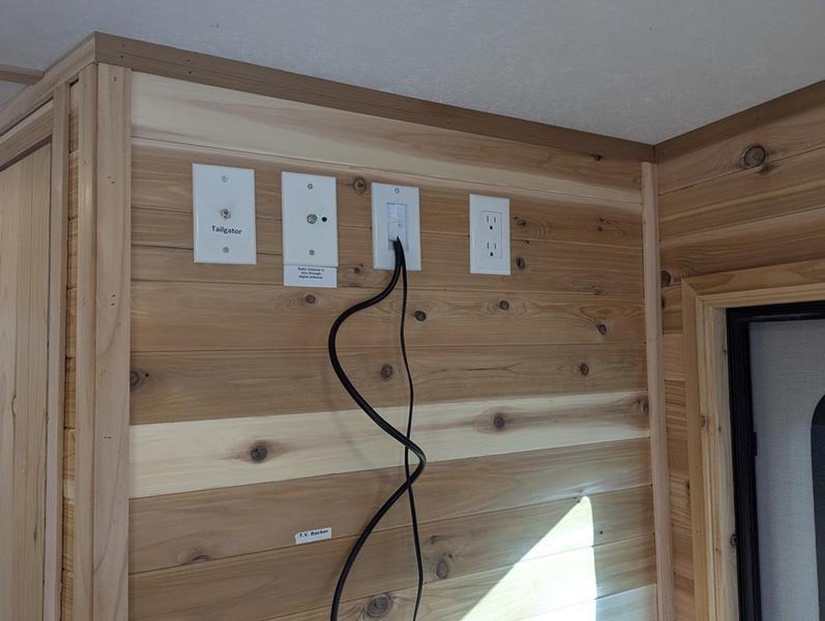 2026 Ice Castle Fish Houses 8' X 17V Range Runner [$1,000 OFF, FREE GENERATOR]