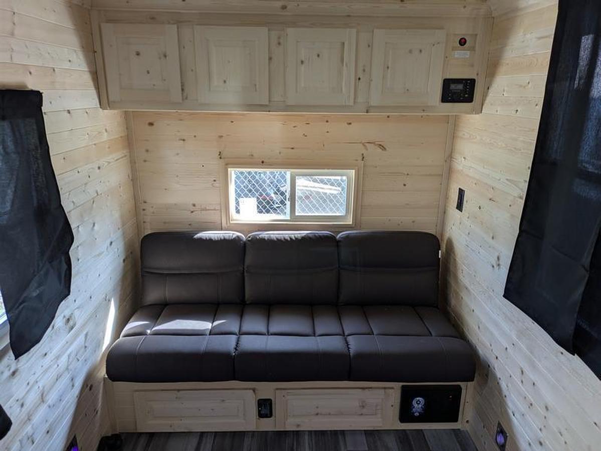 2026 Ice Castle Fish Houses 6.5' X 10V SPORTSMAN [$1,000 OFF, FREE GENERATOR]