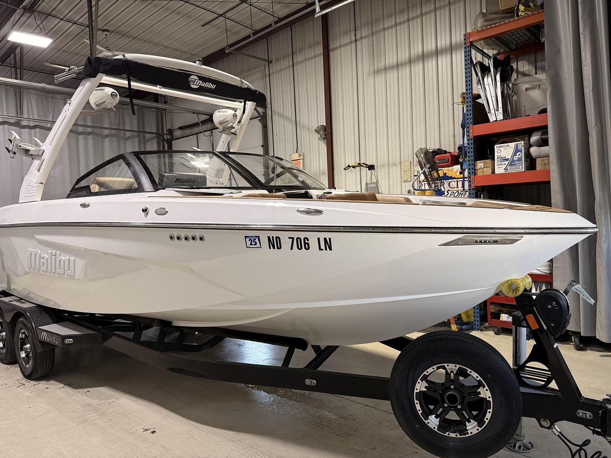 Used 2020 Malibu Boats 25 LSV