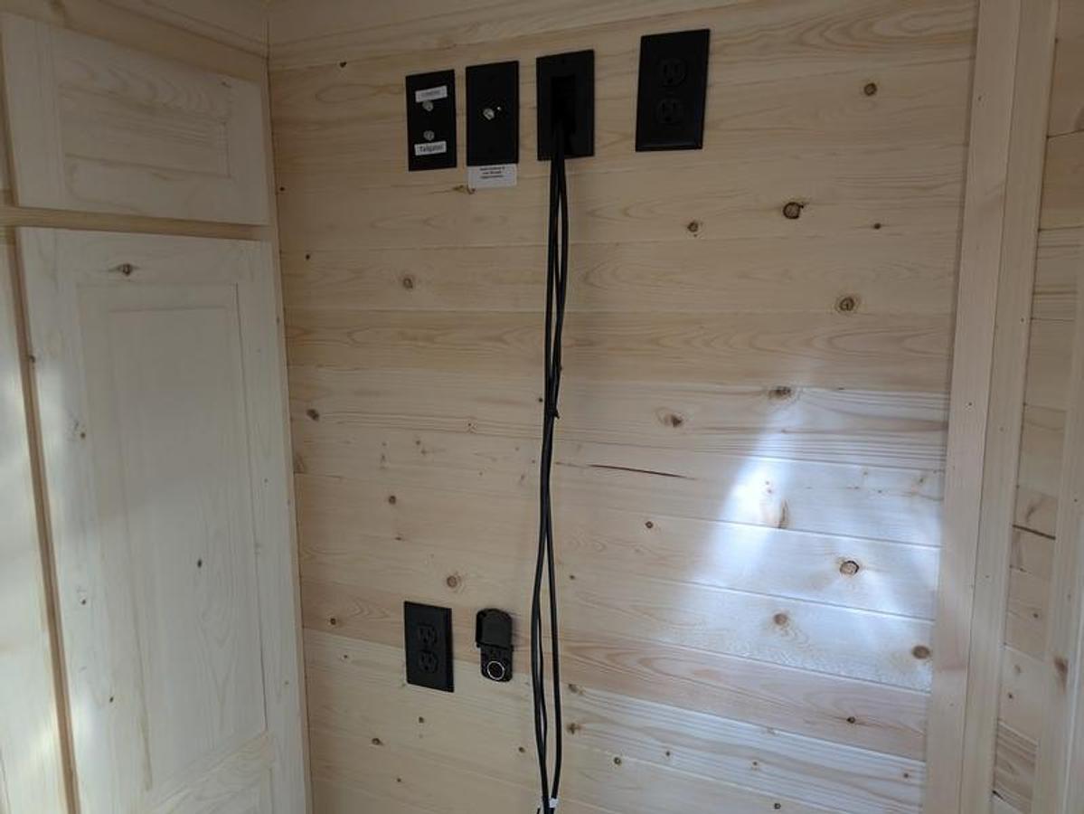 2026 Ice Castle Fish Houses 6.5' X 10V SPORTSMAN [$1,000 OFF, FREE GENERATOR]