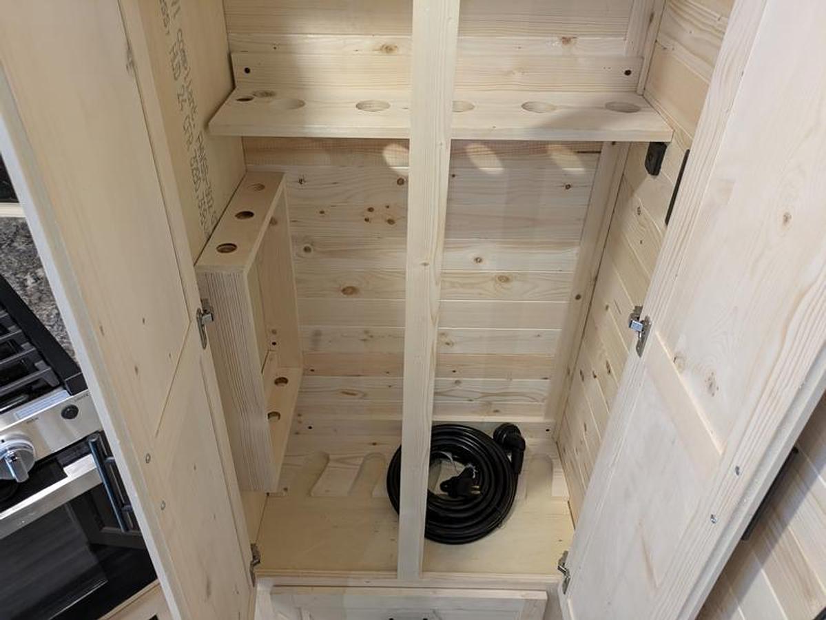 2026 Ice Castle Fish Houses 6.5' X 12V SPORTSMAN [$1,000 OFF, FREE GENERATOR]