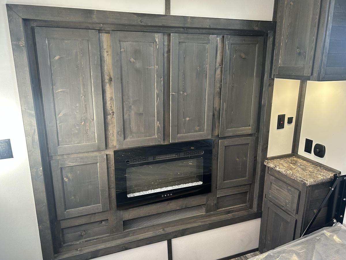 2027 Ice Castle Fish Houses 8' X 24V Missouri Riverbend Lodge