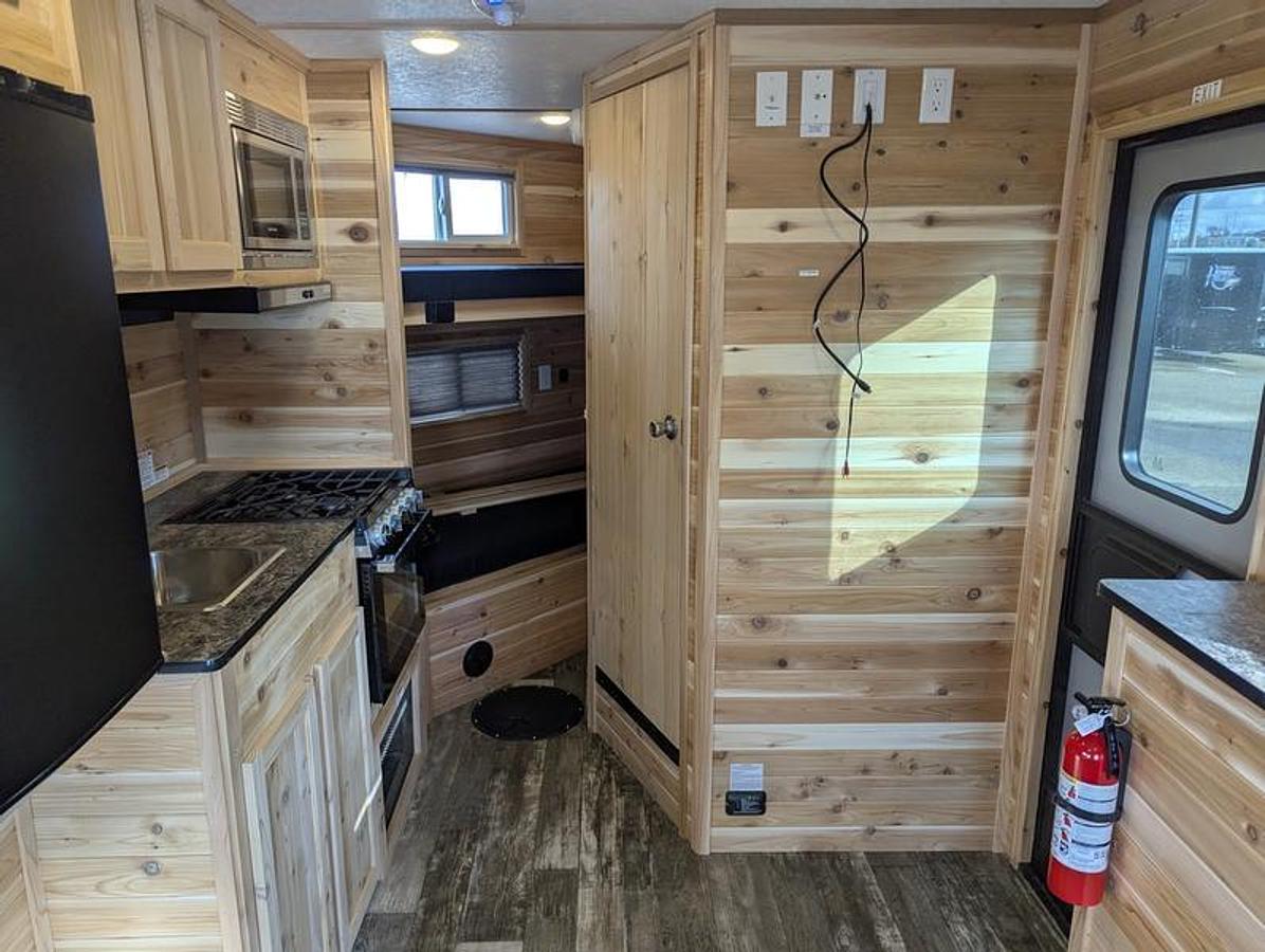 2026 Ice Castle Fish Houses 8' X 17V Range Runner [$1,000 OFF, FREE GENERATOR]