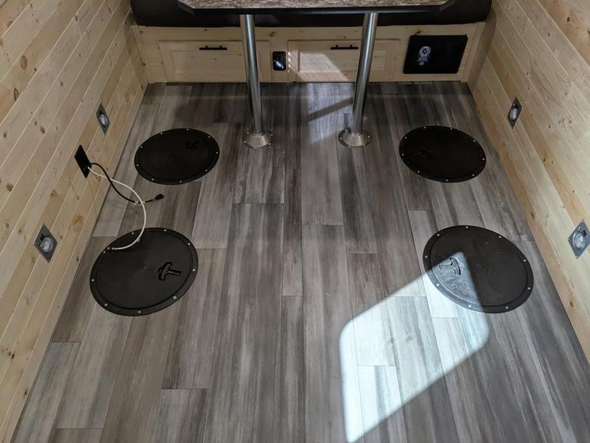 2026 Ice Castle Fish Houses 6.5' X 12V SPORTSMAN [$1,000 OFF, FREE GENERATOR]