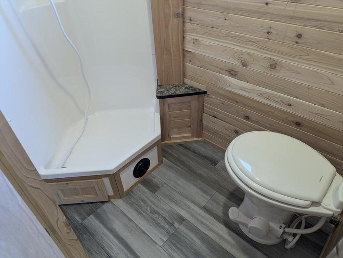 2026 Ice Castle Fish Houses 8' X 17V RANGE RUNNER [$1,000 OFF, FREE GENERATOR]