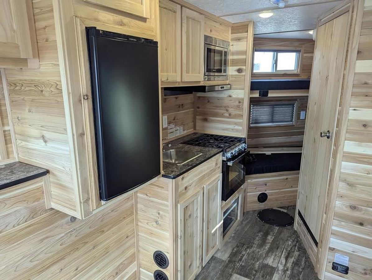 2026 Ice Castle Fish Houses 8' X 17V Range Runner [$1,000 OFF, FREE GENERATOR]