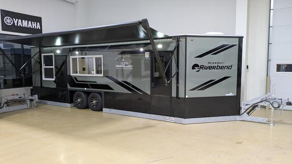 2026 Ice Castle Fish Houses 8' X 24V Missouri Riverbend Lodge [$1,000 OFF, SMART TV, FREE GENERATOR]