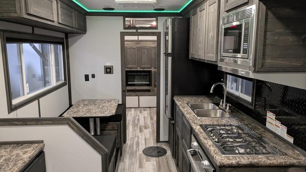 2026 Ice Castle Fish Houses 8' X 24V Missouri Riverbend Lodge [$1,000 OFF, SMART TV, FREE GENERATOR]