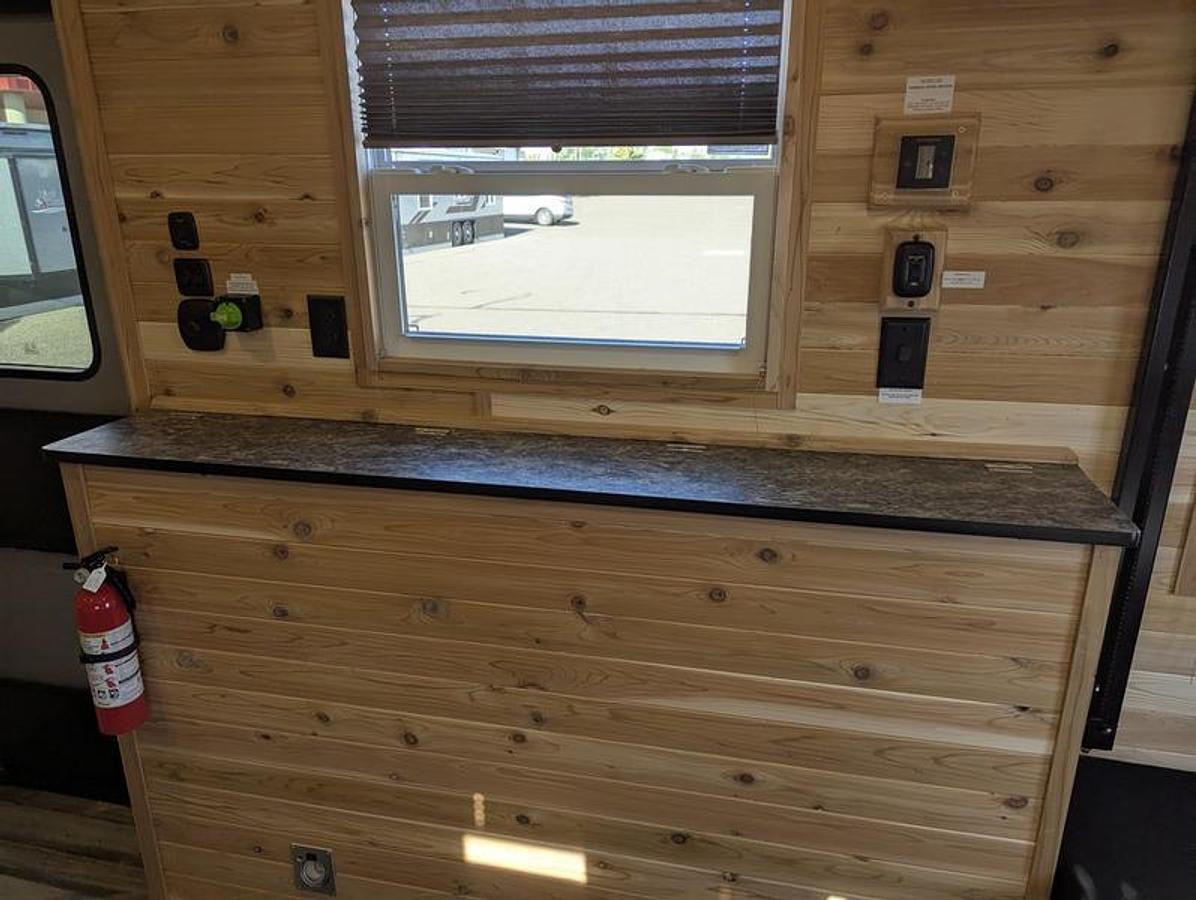 2026 Ice Castle Fish Houses 8' X 17V RANGE RUNNER [$1,000 OFF, FREE GENERATOR]