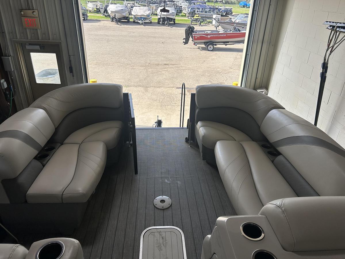 Used 2019 Sylvan Mirage 8522 Party Fish
