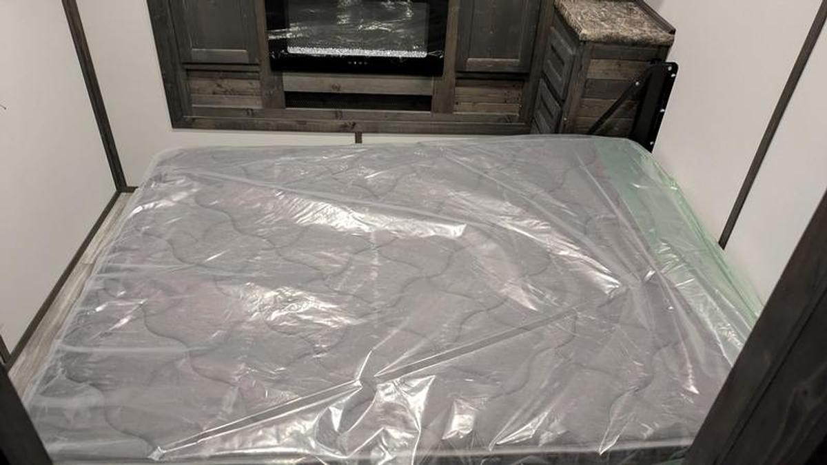 2026 Ice Castle Fish Houses 8' X 24V Missouri Riverbend Lodge [$1,000 OFF, SMART TV, FREE GENERATOR]