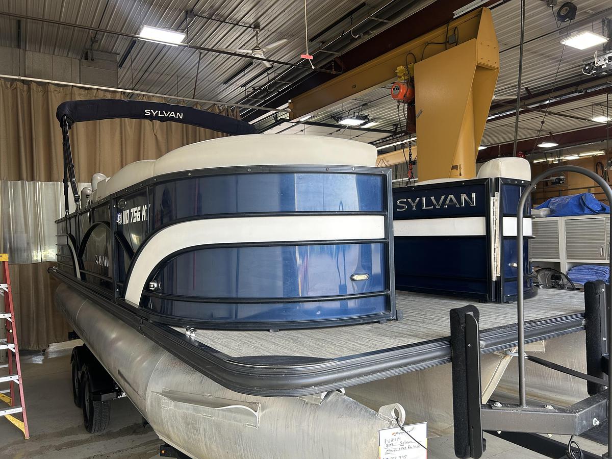 Used 2019 Sylvan Mirage 8522 Party Fish