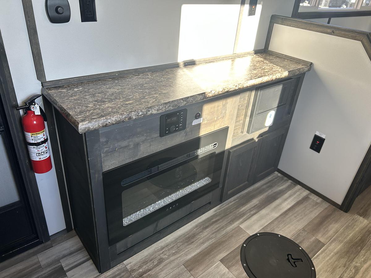 2027 Ice Castle Fish Houses 8' X 24V Missouri Riverbend Lodge