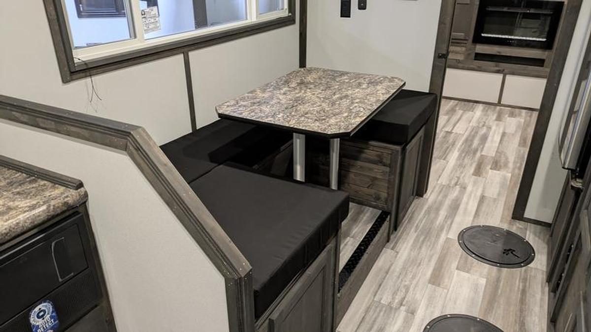 2026 Ice Castle Fish Houses 8' X 24V Missouri Riverbend Lodge [$1,000 OFF, SMART TV, FREE GENERATOR]