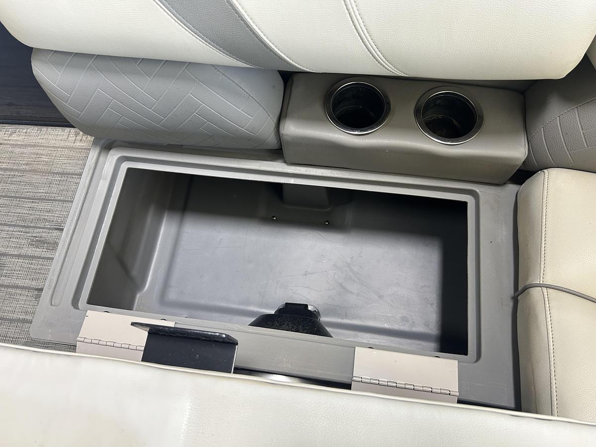 Used 2019 Sylvan Mirage 8522 Party Fish