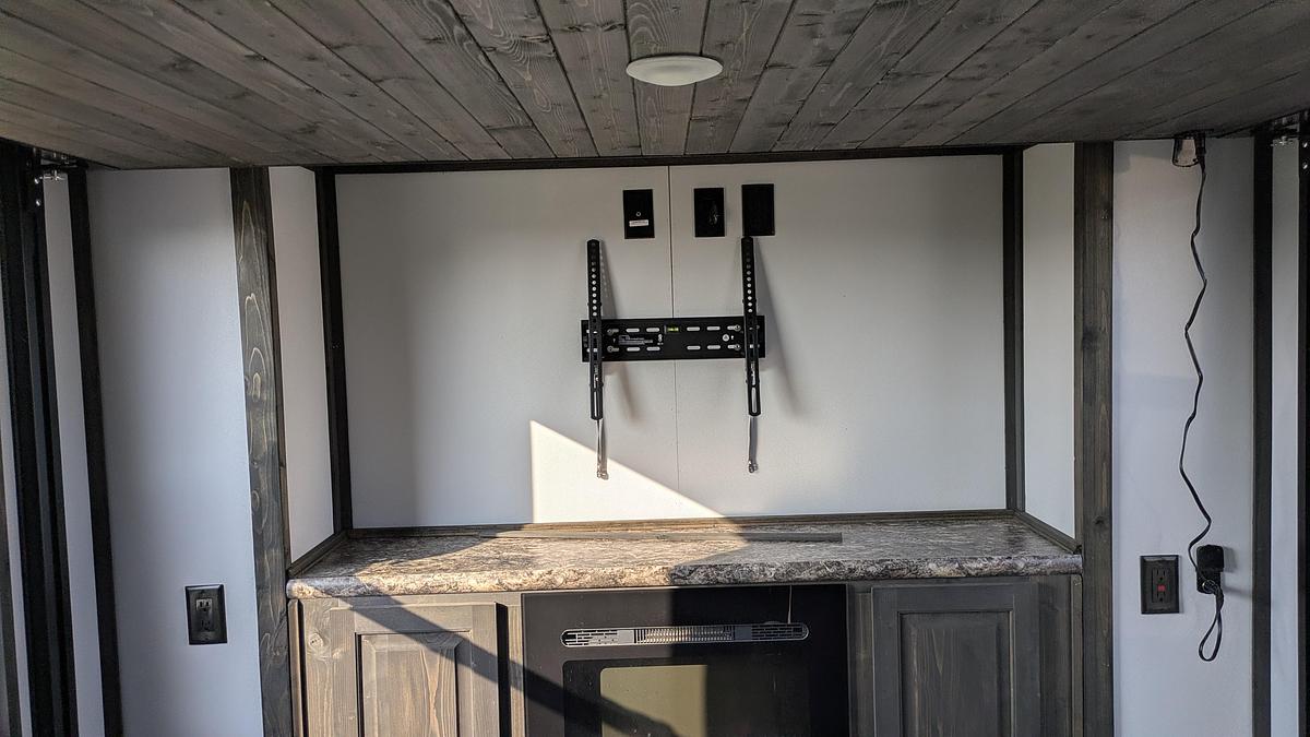 2026 Ice Castle Fish Houses 8' X 21V Missouri Riverbend Castaway
