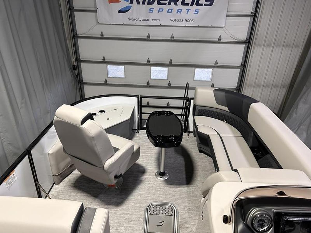 2026 Sylvan L3 Party Fish Port Fish