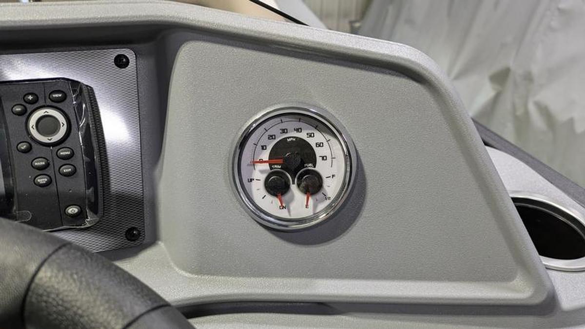 2026 Sylvan R-22 Party Fish