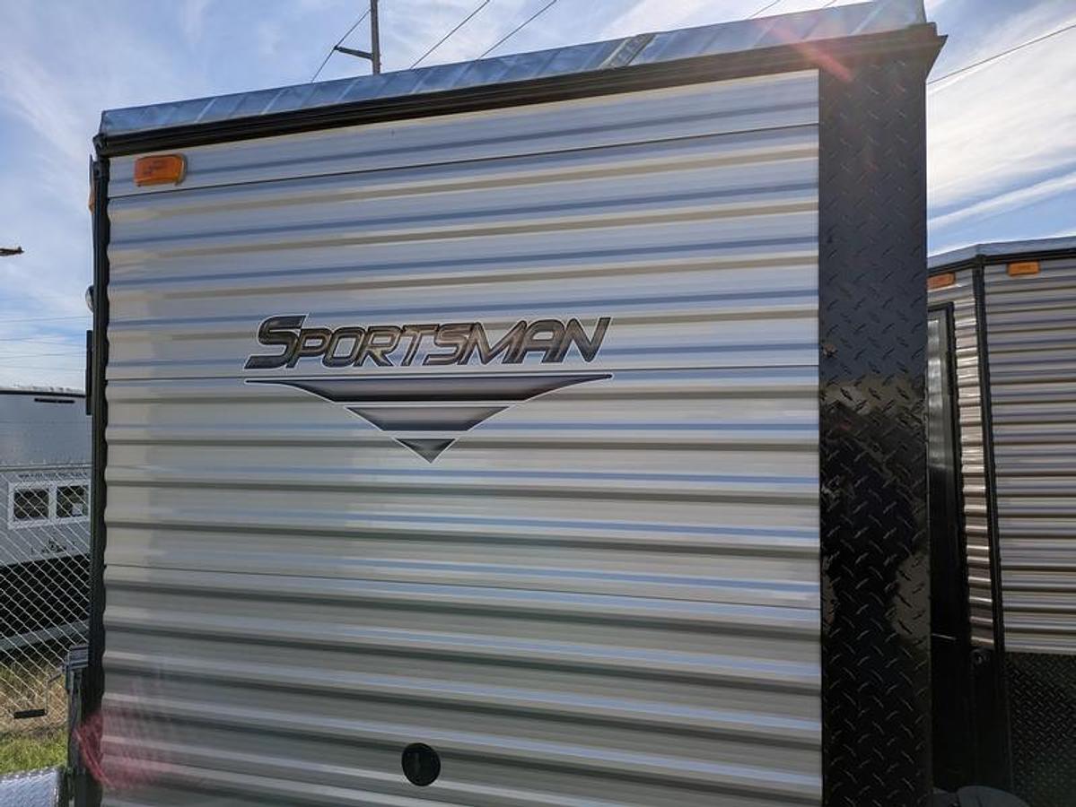 2026 Ice Castle Fish Houses 6.5' X 10V Sportsman [$1,000 OFF, FREE SMART TV, FREE GENERATOR]