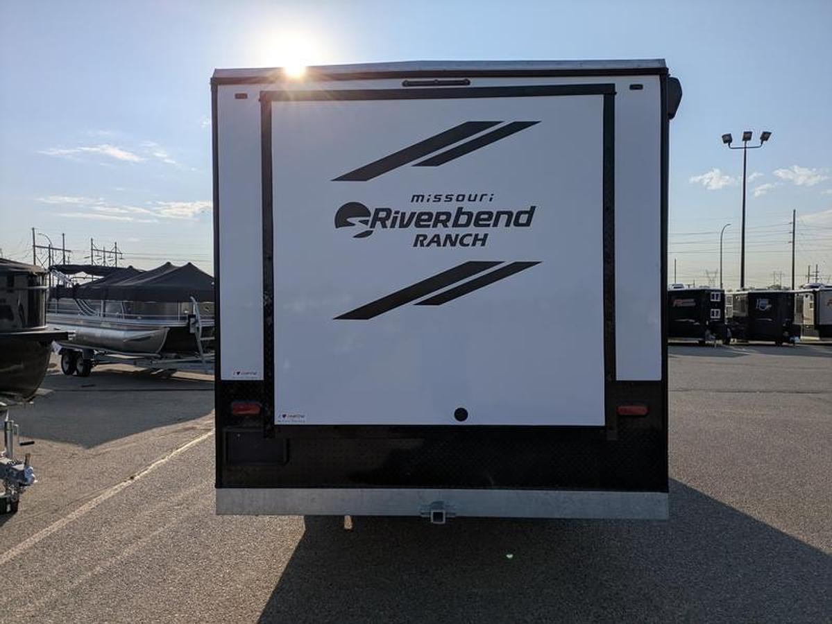 2026 Ice Castle Fish Houses 8' X 21V Missouri Riverbend Ranch [$1,000 OFF, SMART TV, FREE GENERATOR]