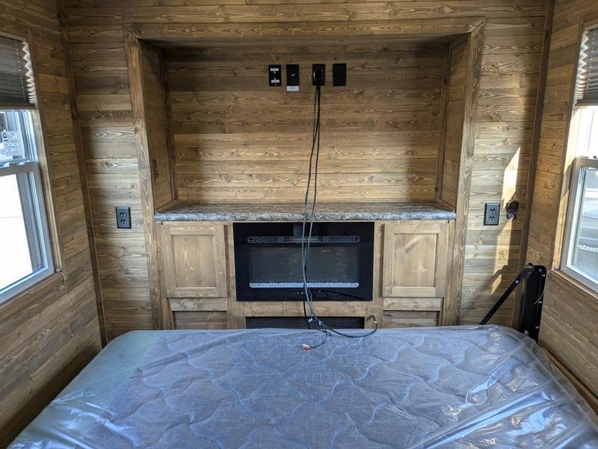 2026 Ice Castle Fish Houses 8' X 21V Missouri Riverbend Ranch [$1,000 OFF, SMART TV, FREE GENERATOR]