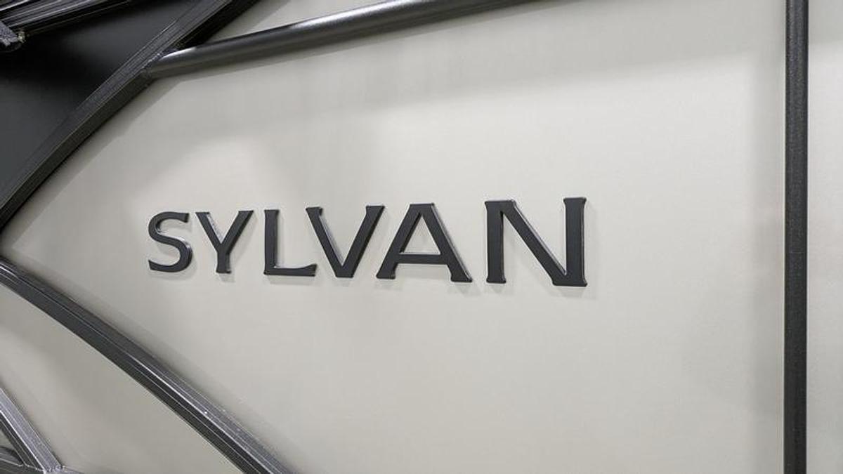 2026 Sylvan X3 Party Fish Platinum Package