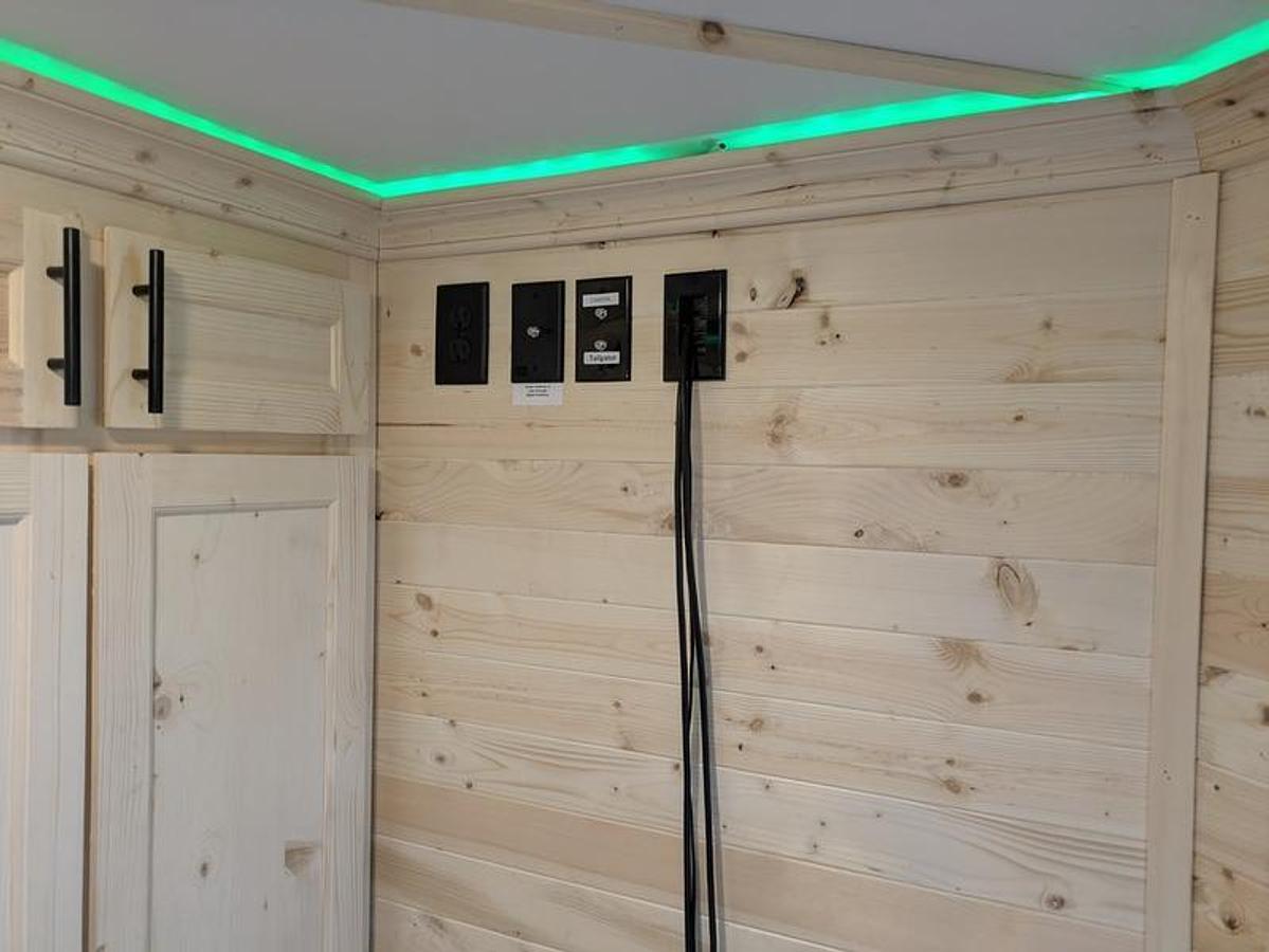 2026 Ice Castle Fish Houses 6.5' X 12V SPORTSMAN [$1,000 OFF, FREE GENERATOR]