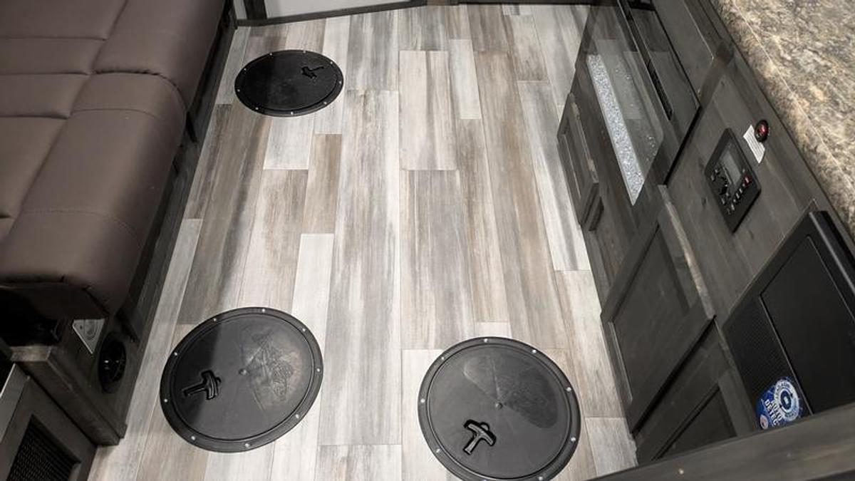 2026 Ice Castle Fish Houses 8' X 24V Missouri Riverbend Lodge [$1,000 OFF, SMART TV, FREE GENERATOR]