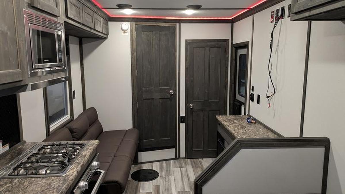 2026 Ice Castle Fish Houses 8' X 24V Missouri Riverbend Lodge [$1,000 OFF, SMART TV, FREE GENERATOR]