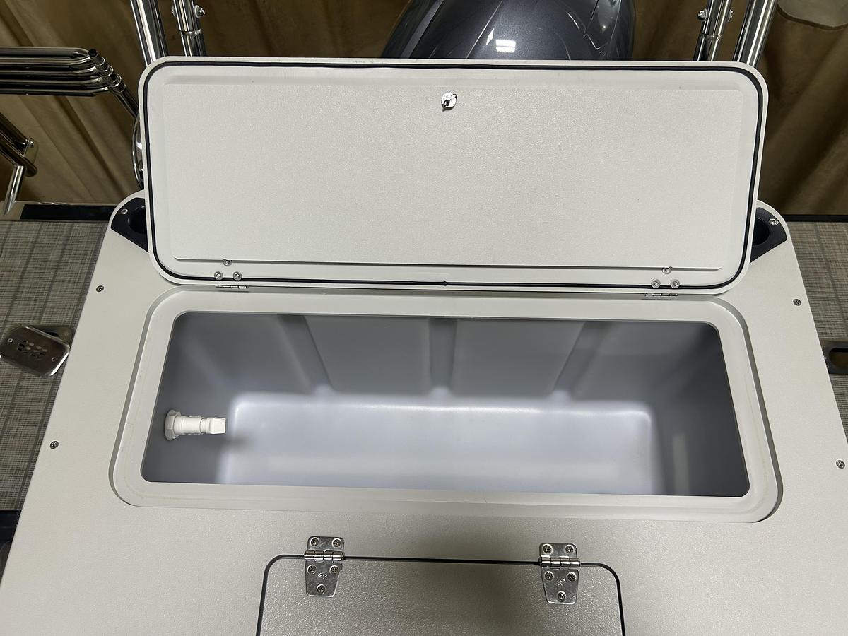 Used 2019 Sylvan Mirage 8522 Party Fish