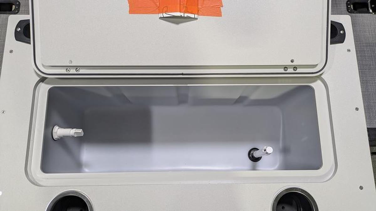 2026 Sylvan R-22 Party Fish