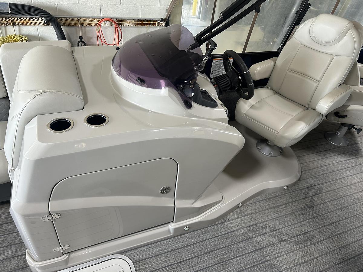 Used 2019 Sylvan Mirage 8522 Party Fish