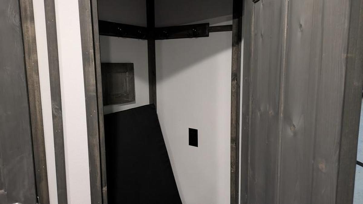 2026 Ice Castle Fish Houses 8' X 24V Missouri Riverbend Lodge [$1,000 OFF, SMART TV, FREE GENERATOR]