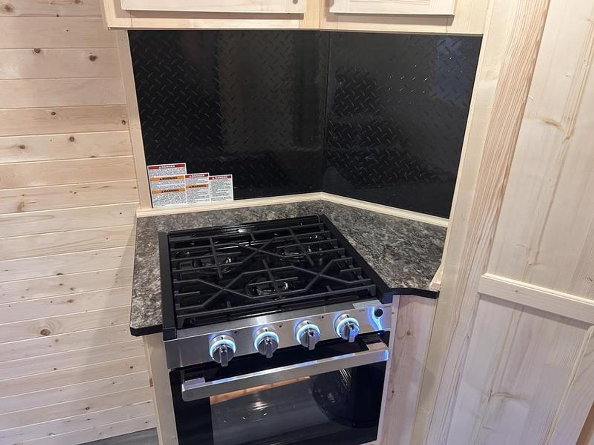 2026 Ice Castle Fish Houses 6.5' X 12V SPORTSMAN [$1,000 OFF, FREE GENERATOR]