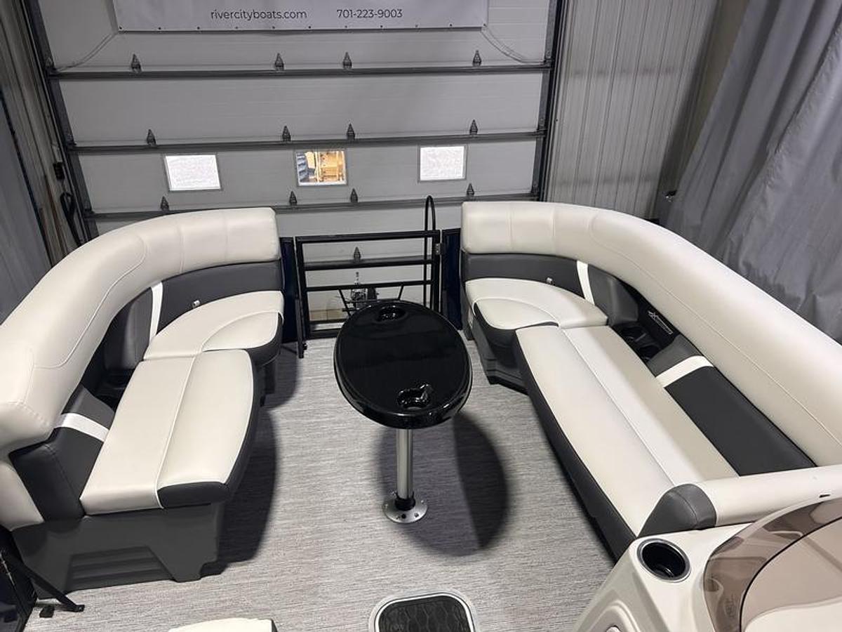 2026 Sylvan X3 Party Fish Platinum Package