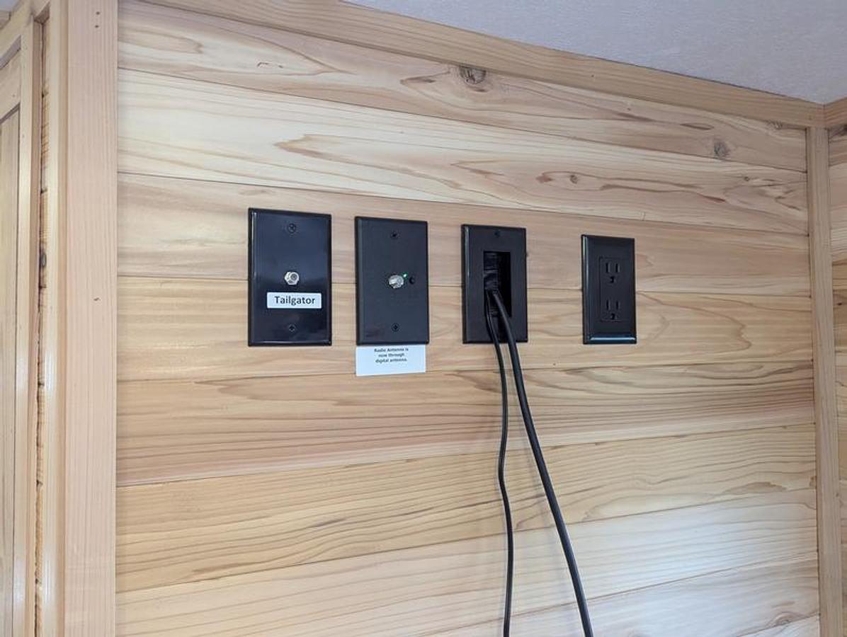 2026 Ice Castle Fish Houses 8' X 17V RANGE RUNNER [$1,000 OFF, FREE GENERATOR]