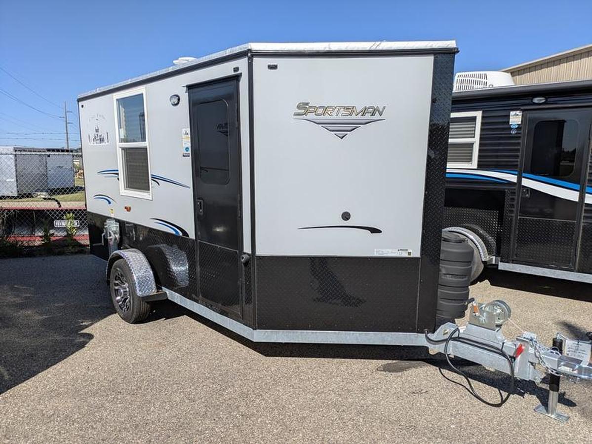 2026 Ice Castle Fish Houses 6.5' X 12V SPORTSMAN [$1,000 OFF, FREE GENERATOR]