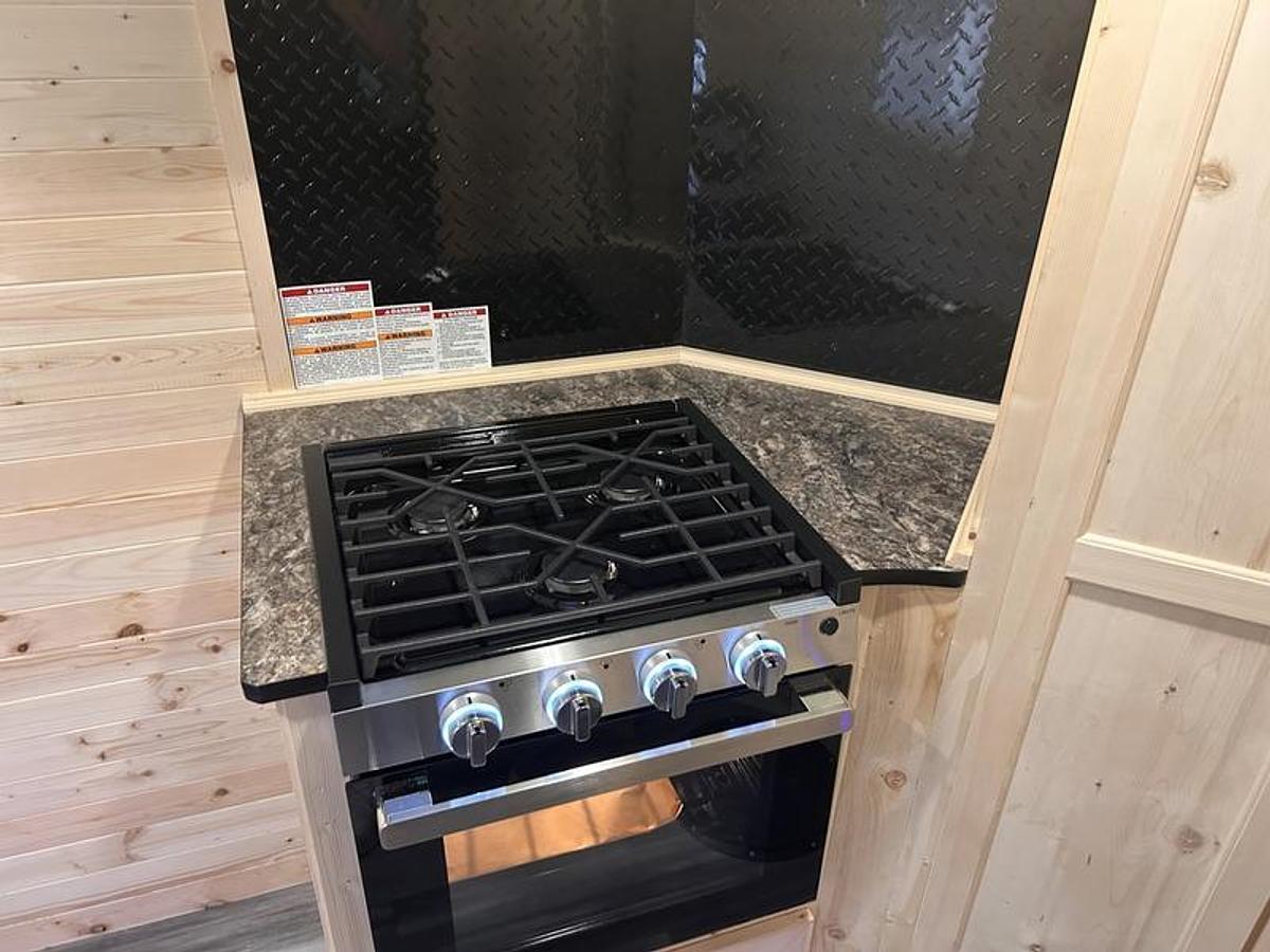 2026 Ice Castle Fish Houses 6.5' X 12V SPORTSMAN [FREE SMART TV, FREE GENERATOR]