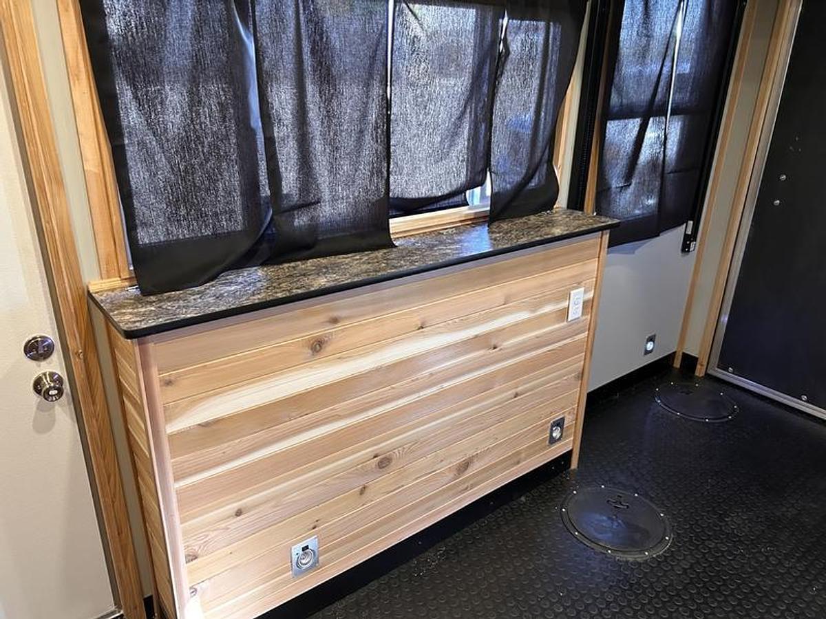 2026 Ice Castle Fish Houses 8' X 16V ND COUNTRY CABIN [$1,000 OFF, FREE GENERATOR]