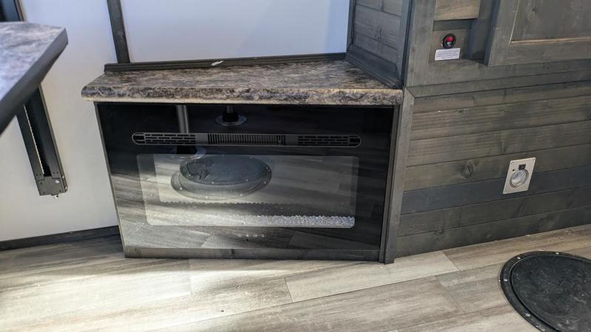 2026 Ice Castle Fish Houses 8' X 21V Missouri Riverbend II [$1,000 OFF, FREE SMART TV, FREE GENERATOR]