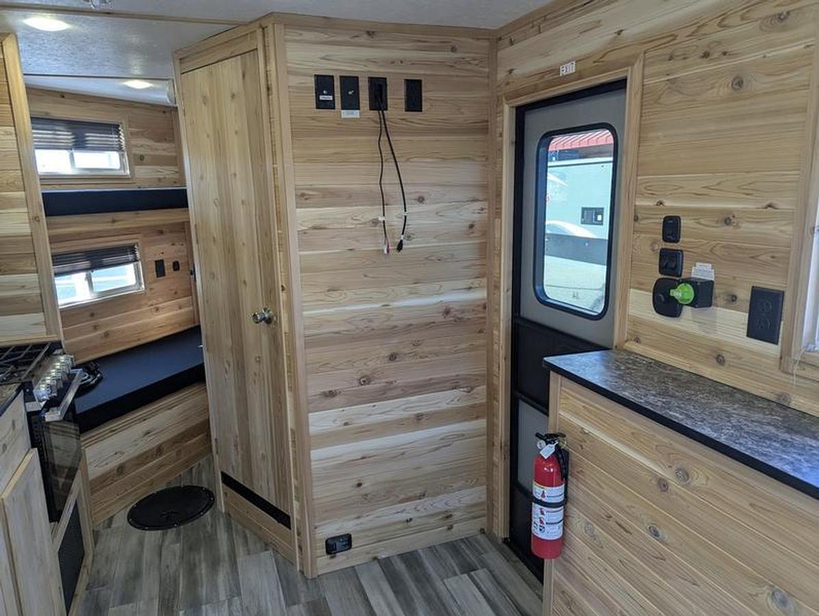 2026 Ice Castle Fish Houses 8' X 17V RANGE RUNNER [$1,000 OFF, FREE GENERATOR]