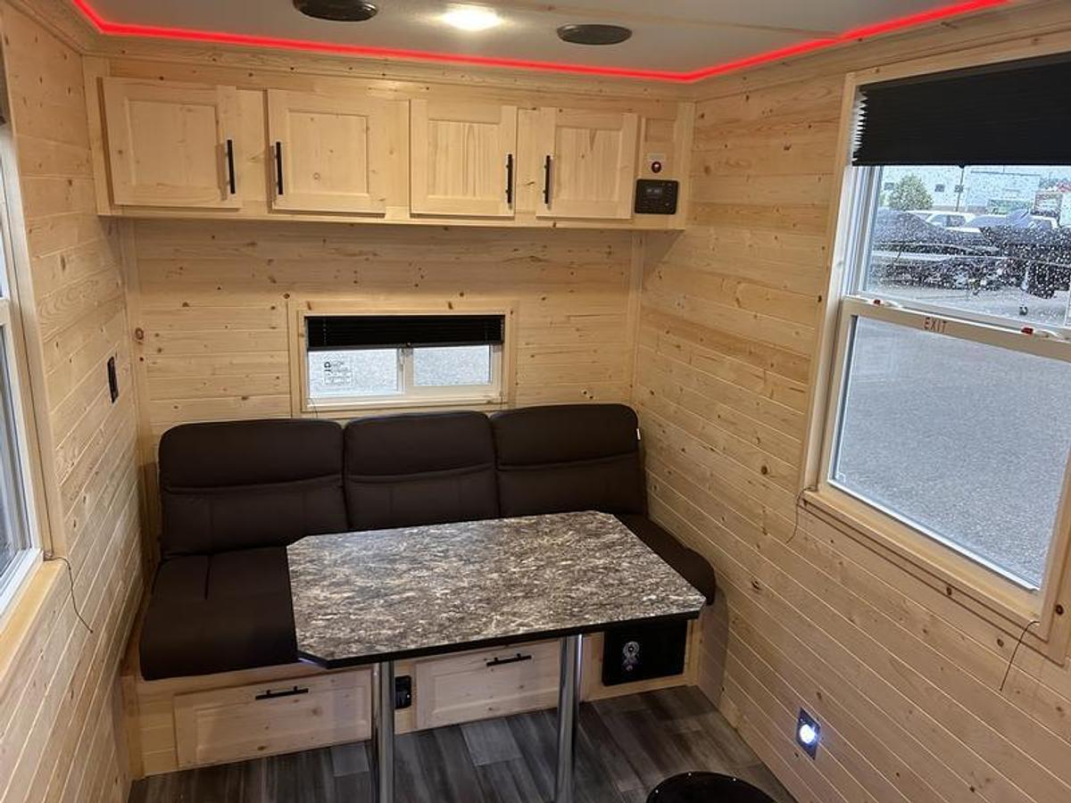 2026 Ice Castle Fish Houses 6.5' X 12V SPORTSMAN [$1,000 OFF, FREE GENERATOR]