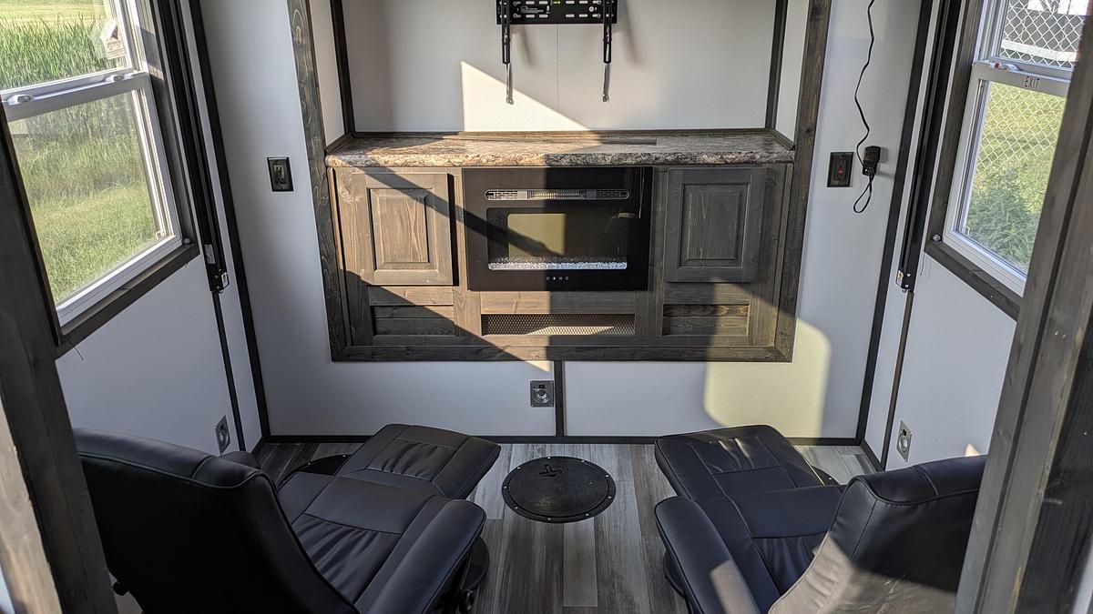 2026 Ice Castle Fish Houses 8' X 21V Missouri Riverbend Castaway