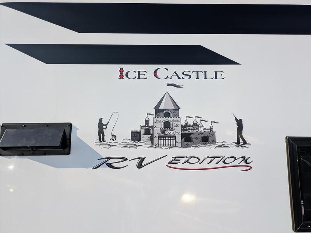 2026 Ice Castle Fish Houses 8' X 21V Missouri Riverbend Ranch [$1,000 OFF, SMART TV, FREE GENERATOR]