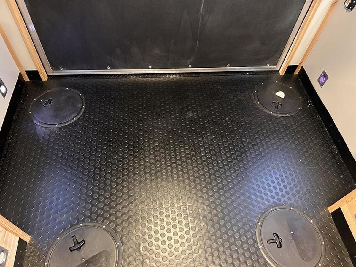 2026 Ice Castle Fish Houses 8' X 16V ND COUNTRY CABIN [$1,000 OFF, FREE GENERATOR]