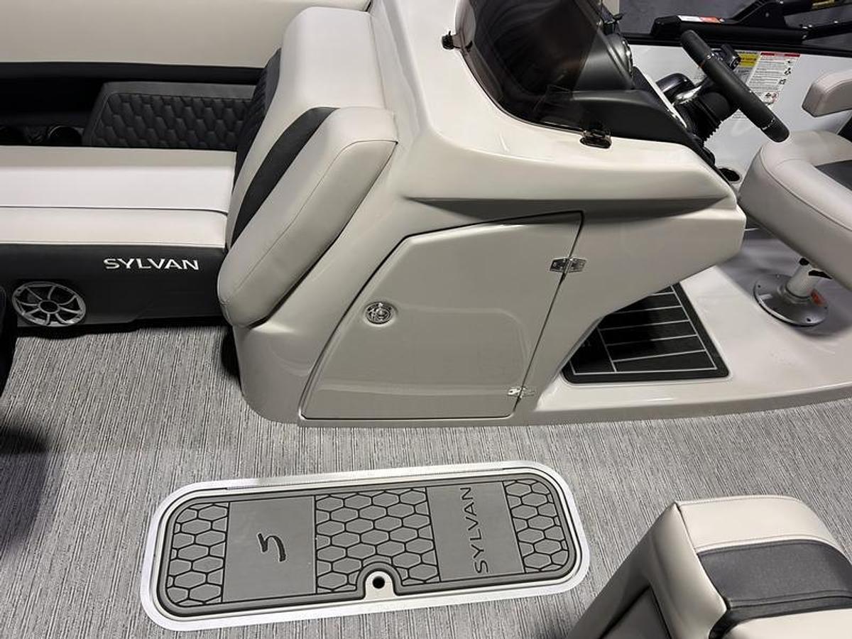 2026 Sylvan L3 Party Fish Port Fish